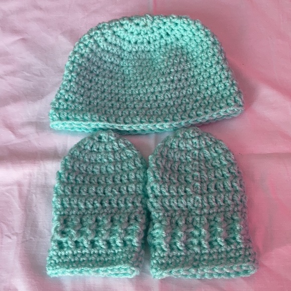 Hand crochet baby hat and thumbless mittens - Picture 2 of 3